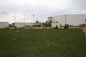 Un campo de futbol siete de césped natural