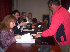 Paola Moreno firma un convenio de ayuda a tres barcos de la localidad