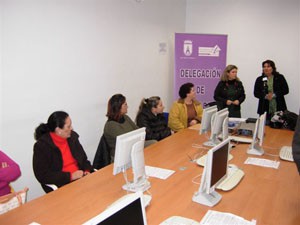 La delegación de Igualdad inaugura un curso de ayuda a domicilio