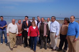Mamen Sánchez y el alcalde de Chipiona se reúnen con los vecinos de “Punta Montijo” para conocer los problemas de la erosión costera.