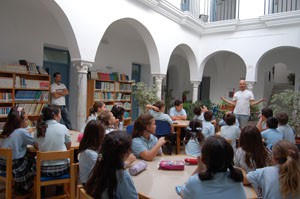 Animación a la lectura para escolares en la biblioteca de Chipiona