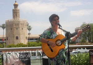 Isabel Fayos canta a Rocío Jurado en el tercer aniversario de su muerte