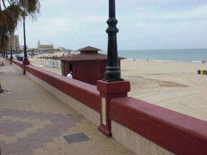 El PP protesta por la instalación de un nuevo chiringuito en la playa de Regla.-