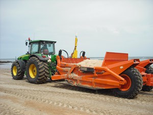 La Mancomunidad entrega al ayuntamiento de Chipiona una máquina para la limpieza de playas