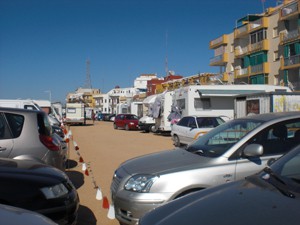 El PP chipionero denuncia acampadas de caravanas en un aparcamiento municipal.-