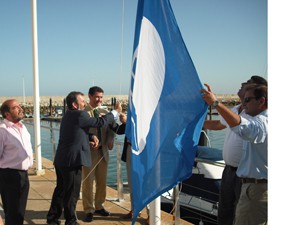 Ondea la bandera azul de los mares limpios de Europa en el puerto deportivo de Chipiona