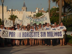 Más de dos mil personas manifiestan su repulsa  a la energía eólica en las costas de Chipiona