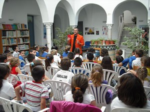 Sesión narrativa oral para niños en la biblioteca pública municipal