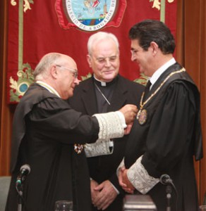 Carlos Carnicer, impuso la Cruz de Honor de la Orden de San Raimundo de Peñafort a José Joaquín Gallardo , decano del Colegio de Abogados de Sevilla