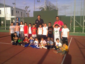 Pequeños baloncestistas comparten experiencias en el Club de Tenis.-(Chipiona)