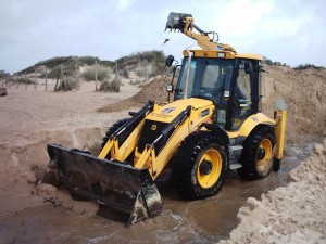 Los servicios municipales abren un canal de desagüe provisional en la playa de Camarón