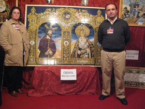 Retablo cerámico con las imágenes de Ntro. Padre Jesús Cautivo y Ntra. Sra. de los Dolores, titulares de la Hdad. del Cautivo de Chipiona.