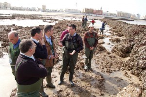 El delegado provincial de Pesca visita los corrales de marinos de Chipiona