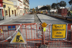 Cortada al tráfico un tramo de la carretera de Rota  por la instalación de la red de pluviales para el nuevo mercado de abastos (Chipiona)