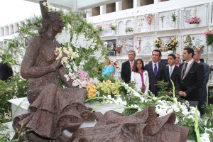 Los hijos de Rocío Jurado recogen la Medalla de Oro de Chipiona que le entregaron oficialmente a la cantante ante su monumento