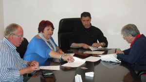El consistorio firma un convenio  con asociaciones para la gestión de aparcamientos (Chipiona)