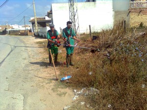 Limpieza de cunetas en el Camino del Olivar(Chipiona)