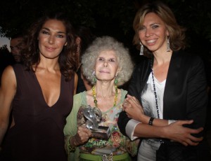 La duquesa de Alba y Marina Bernal homenajeados en la gala X Aniversario Surrealista de Raquel Revuelta.