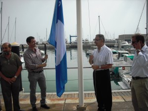 La bandera azul de la fundación para la calidad ambiental ondea  en el puerto deportivo de Chipiona