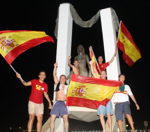 Celebran el triunfo español en el Mundial en el monumento de Rocío Jurado