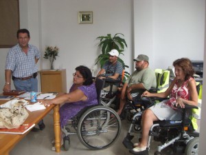 Antonio Peña visitó la sede de la Asociación de Chipiona de Discapacitados