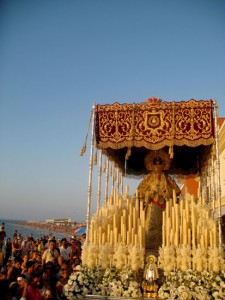 Multitudinaria procesión de la Virgen de los Dolores en Chipiona