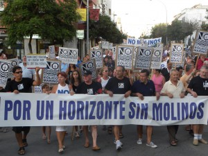 Tres mil personas apoyan con su presencia la manifestación contra la instalación de molinos en la costa Noroeste y Bahía de Cádiz.