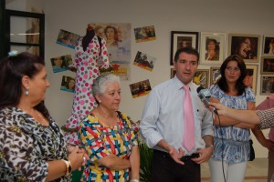 Manuel García inauguró ayer las primeras jornadas culturales Nuestra Rocío con una exposición de fotografías en la casa de la cultura(Chipiona)