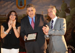 Miguel Gallardo recibe el premio a la promoción turística exterior de Chipiona, en el Día Internacional del Turismo.