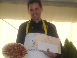 El chipionero Pedro Antonio Mora consigue  el segundo premio mejor cortador de jamón de Aracena