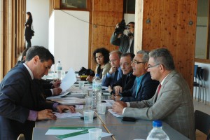 El delegado del Gobierno en Cádiz  coordina con sus  delegados en la lonja pesquera de Chipiona