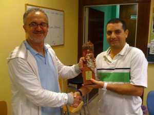 Juan Antonio Ruiz recibe una réplica  del primer premio de chirigota del carnaval gaditano 2010 «Los que van por derecho»