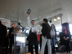 El chipionero Pedro Mora, subcampeón internacional en el concurso de cortadores de jamón de Salvaleón