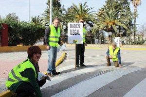 Isabel María Fernández, junto con compañeros de IU de Chipiona, comprueba que los badenes  son ilegales.