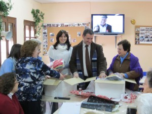 Entregan materiales para talleres a los mayores del centro de la tercera edad en Chipiona