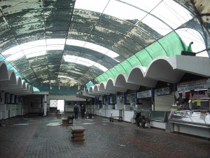 Una racha de viento de 100 km por hora y 3 minutos de duración ha dejado inutilizable la cubierta de la plaza de abastos(Chipiona)