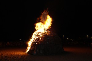 La festividad en Sevilla llenó de público la tradicional hoguera chipionera de la noche de San Juan