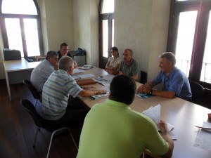 El delegado de Playas valora con los chiringuitos la implantación de la Q de calidad en la playa de la Cruz del Mar