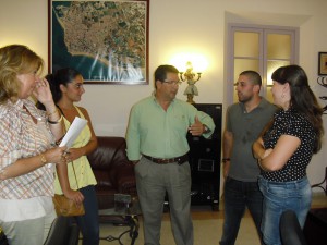 El alcalde recibe a dos alumnos en prácticas del colegio Virgen de Regla