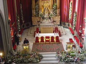 Medio centenar de entidades ciudadanas y muchos particulares participan en la ofrenda floral a la Virgen de Regla