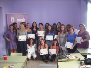 Quince mujeres reciben los diplomas por su participación en un curso de ayuda a domicilio