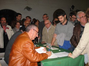 Más de 200 personas acuden a la presentación del libro “Tres documentos para la historia de Chipiona”