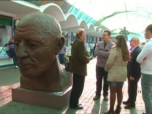 La plaza de abastos acoge la muestra mercado de esculturas del isleño Antonio Mota