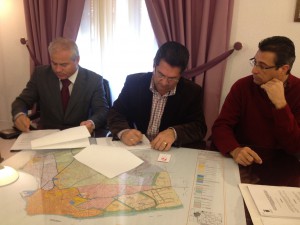 Firmado el contrato de suministro e instalación de la caldera de biomasa de la piscina municipal