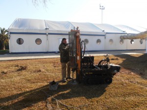 Comienza la instalación de la caldera de biomasa y el silo de combustible de la piscina municipal