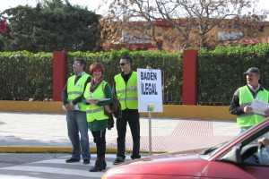 Izquierda Unida reclama que el Plan de Empleo de Colectivos en Emergencia Social no se invierta en el pintado de unos badenes que son ilegales.