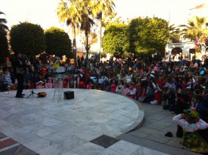 Numerosos niños participan en la tarde del lunes de carnaval