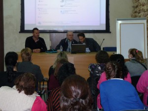 El personal de limpieza de edificios municipales participa en una jornada de seguridad e higiene en el trabajo