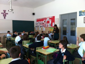 Davinia Valdés participa en una lectura continuada del Quijote realizada en el Colegio Virgen de Regla con motivo del Día Internacional del Libro