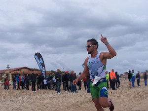 Fernando Domínguez del Activa Jerez triunfador en el primer Triatlón Cross Playas de Chipiona